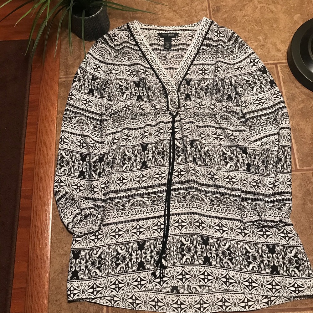 White & Black House Market size 2 blouse